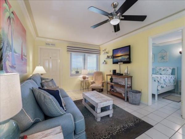 Cute small Beachfront condo in Bradenton Beach sleeps 5 no pool