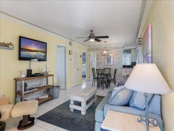 Cute small Beachfront condo in Bradenton Beach sleeps 5 no pool