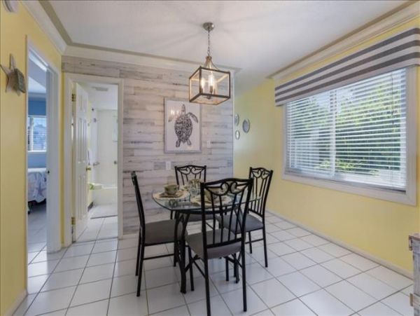 Cute small Beachfront condo in Bradenton Beach sleeps 5 no pool