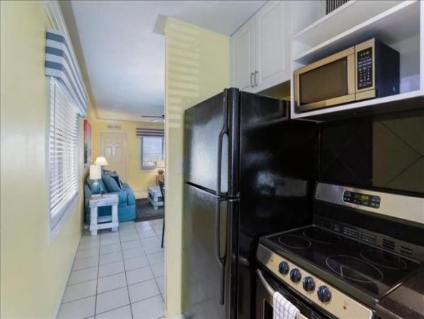 Cute small Beachfront condo in Bradenton Beach sleeps 5 no pool
