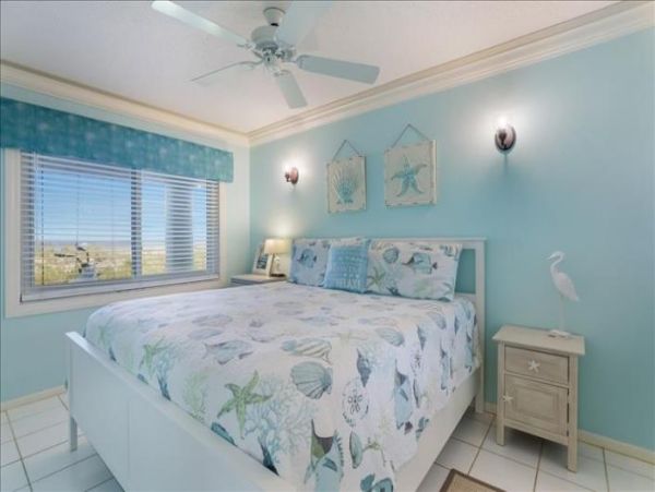 Cute small Beachfront condo in Bradenton Beach sleeps 5 no pool