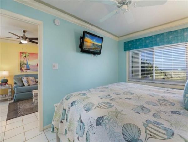 Cute small Beachfront condo in Bradenton Beach sleeps 5 no pool