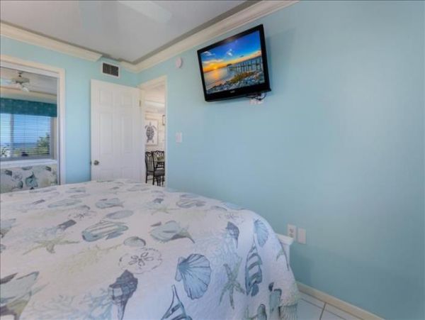 Cute small Beachfront condo in Bradenton Beach sleeps 5 no pool