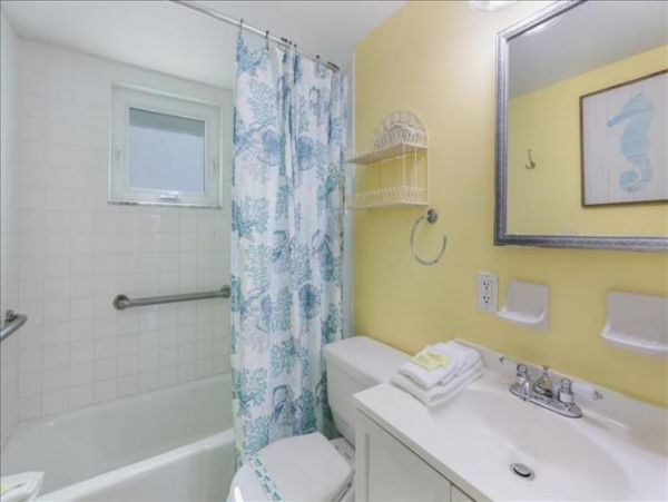 Cute small Beachfront condo in Bradenton Beach sleeps 5 no pool