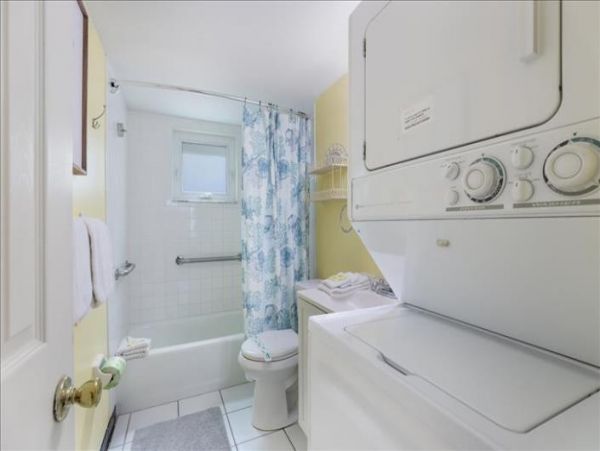 Cute small Beachfront condo in Bradenton Beach sleeps 5 no pool