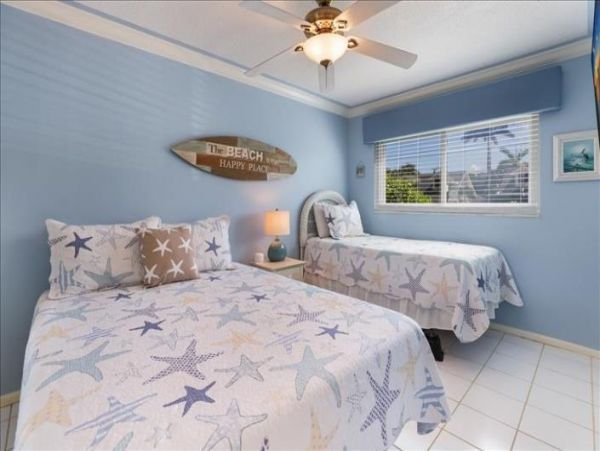 Cute small Beachfront condo in Bradenton Beach sleeps 5 no pool