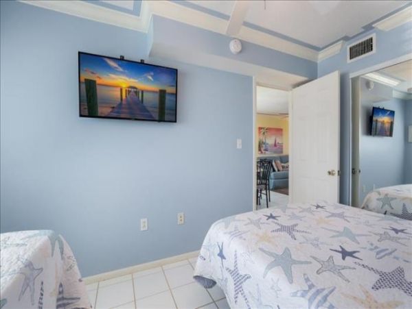 Cute small Beachfront condo in Bradenton Beach sleeps 5 no pool