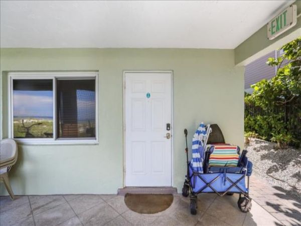 Cute small Beachfront condo in Bradenton Beach sleeps 5 no pool
