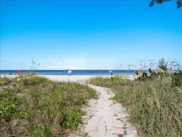 Cute small Beachfront condo in Bradenton Beach sleeps 5 no pool