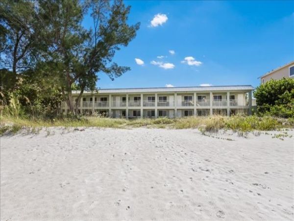 Cute small Beachfront condo in Bradenton Beach sleeps 5 no pool
