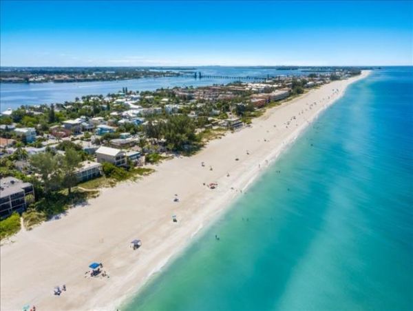 Cute small Beachfront condo in Bradenton Beach sleeps 5 no pool