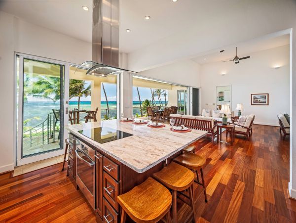 Beachfront Vacation Estate Amazing Ocean Views in Oahu