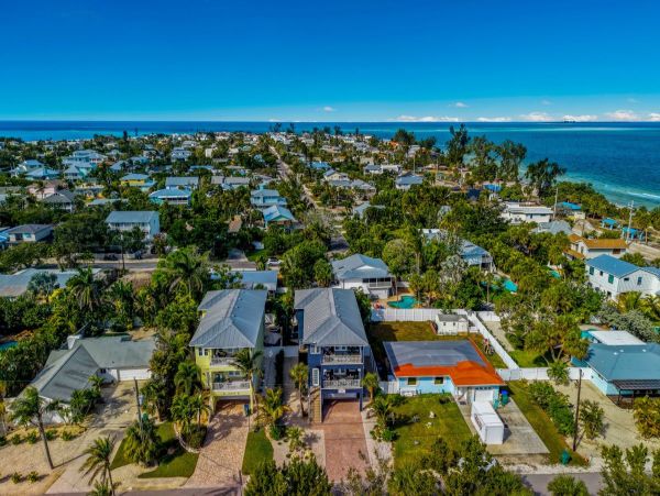 Beautiful & Cozy 4 Bedroom Pool Home in Anna Maria Island