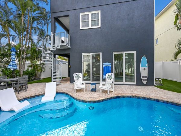 Beautiful & Cozy 4 Bedroom Pool Home in Anna Maria Island