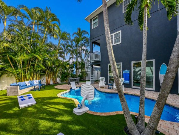 Beautiful & Cozy 4 Bedroom Pool Home in Anna Maria Island