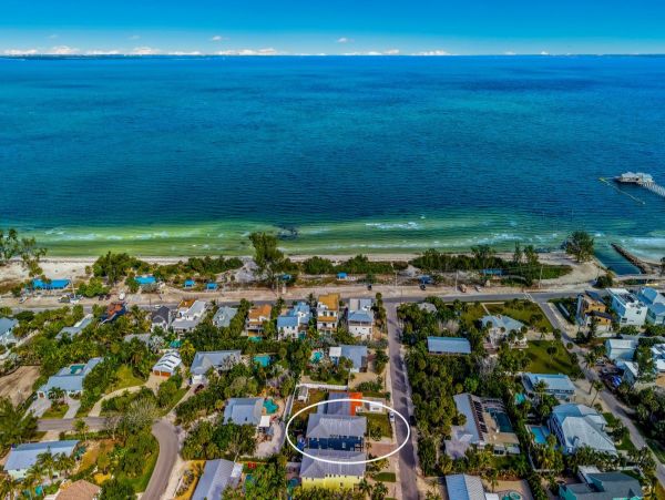 Beautiful & Cozy 4 Bedroom Pool Home in Anna Maria Island