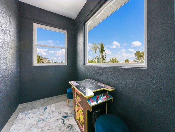 Beautiful & Cozy 4 Bedroom Pool Home in Anna Maria Island