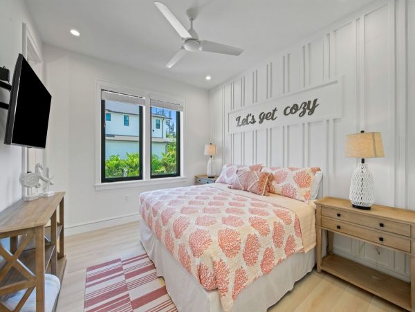 Walk to Beach Lido Key Vacation Home 8 Bedroom