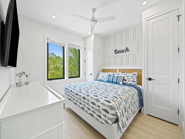 Walk to Beach Lido Key Vacation Home 8 Bedroom