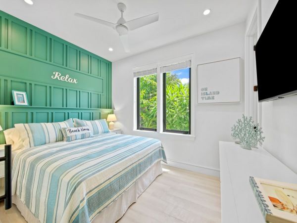 Walk to Beach Lido Key Vacation Home 8 Bedroom