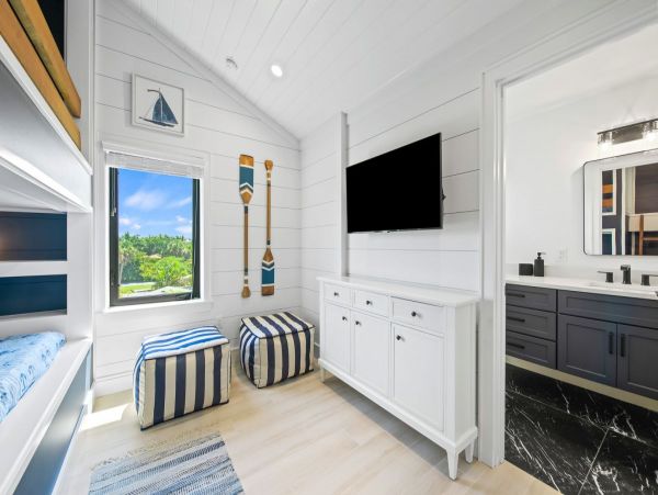 Walk to Beach Lido Key Vacation Home 8 Bedroom