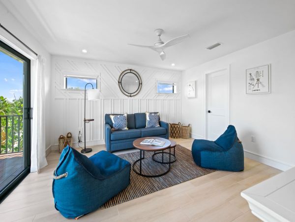 Walk to Beach Lido Key Vacation Home 8 Bedroom