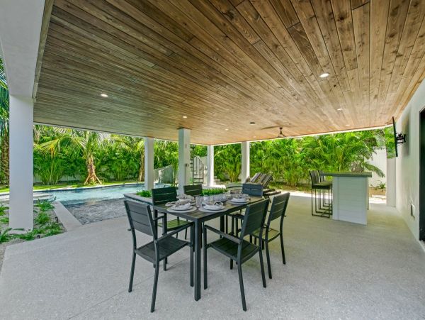 Walk to Beach Lido Key Vacation Home 8 Bedroom