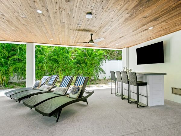 Walk to Beach Lido Key Vacation Home 8 Bedroom