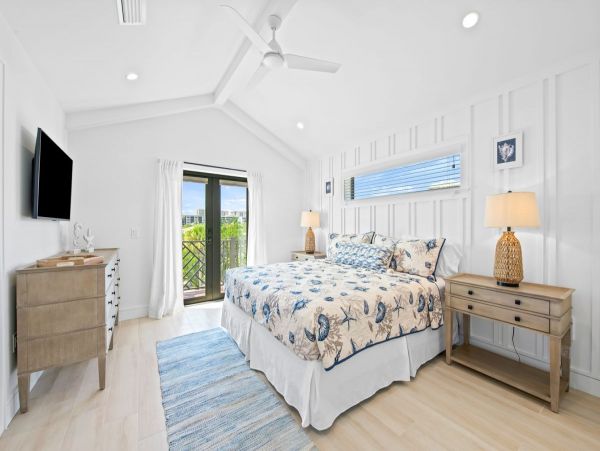 Walk to Beach Lido Key Vacation Home 8 Bedroom