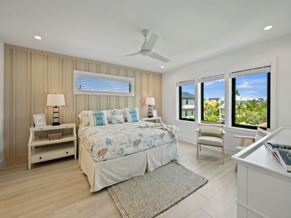 Walk to Beach Lido Key Vacation Home 8 Bedroom