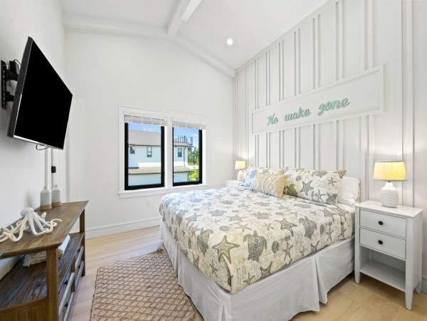Walk to Beach Lido Key Vacation Home 8 Bedroom