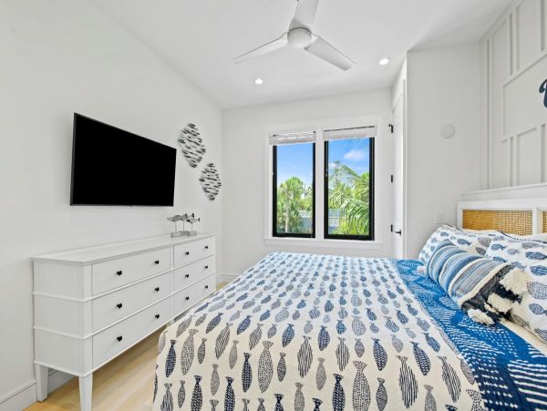 Walk to Beach Lido Key Vacation Home 8 Bedroom