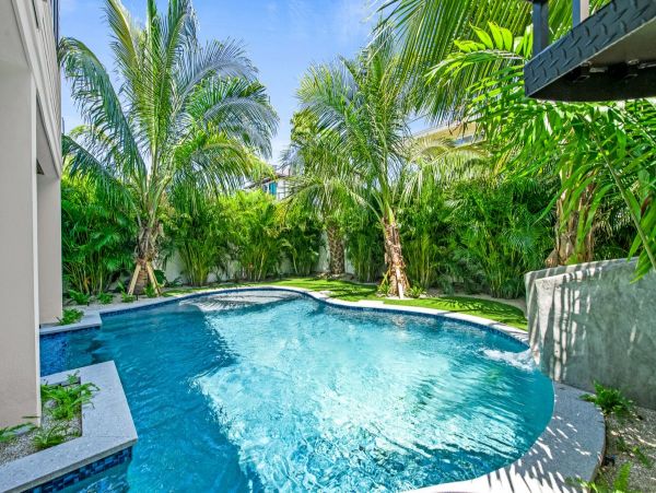 Walk to Beach Lido Key Vacation Home 8 Bedroom