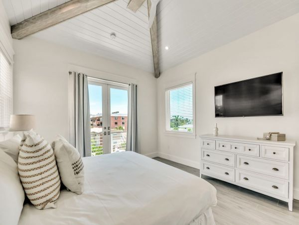 Luxury Seven Bedroom Vacation Home Pool & Spa in Lido Key