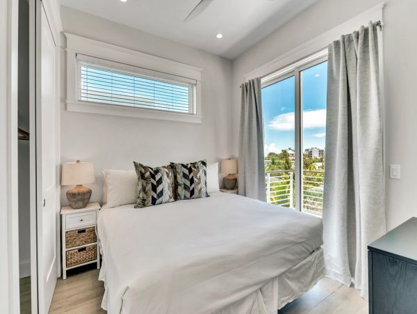 Luxury Seven Bedroom Vacation Home Pool & Spa in Lido Key