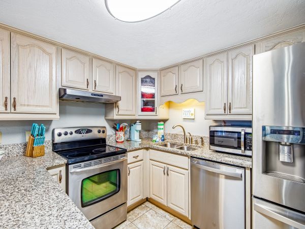 2 Bedroom Beachfront Condo with Pool and Sauna