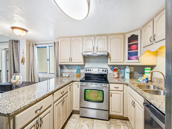 2 Bedroom Beachfront Condo with Pool and Sauna