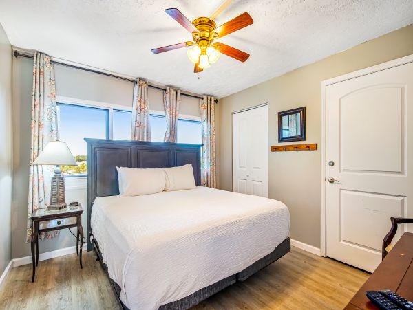 2 Bedroom Beachfront Condo with Pool and Sauna