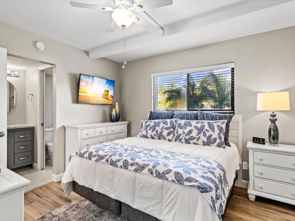 Fort Myers Vacation Condo One Bedroom Canal Views Sleeps 4