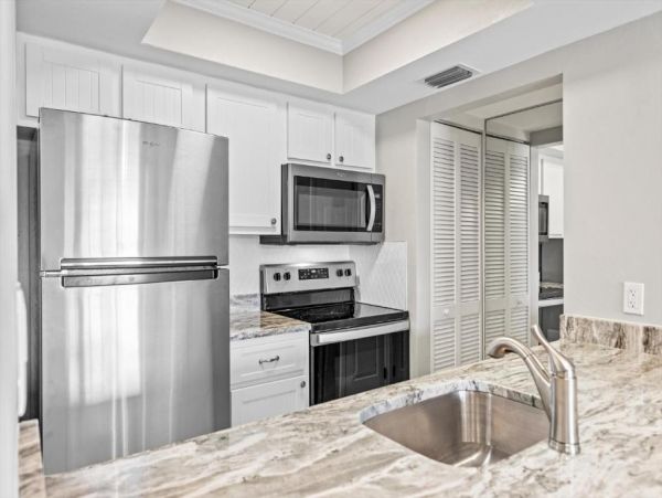 Fort Myers Vacation Condo One Bedroom Canal Views Sleeps 4