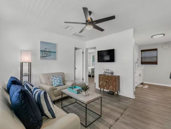Charming Two Bedroom Vacation Home in Sarasota Sleeps 4