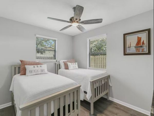 Charming Two Bedroom Vacation Home in Sarasota Sleeps 4
