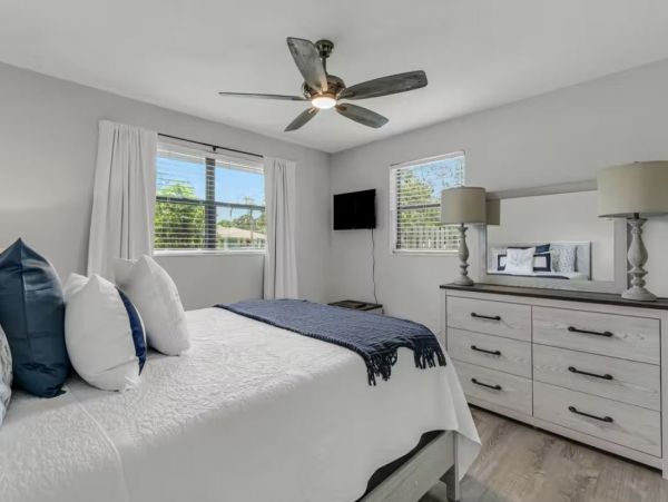 Charming Two Bedroom Vacation Home in Sarasota Sleeps 4