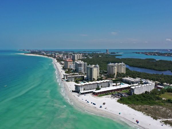 Beautiful Siesta Key 1 Bedroom Condo Walk to Beach Sleeps 4