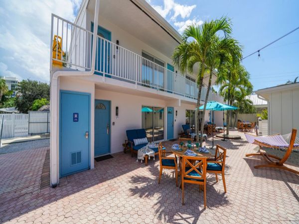 Beautiful Siesta Key 1 Bedroom Condo Walk to Beach Sleeps 4