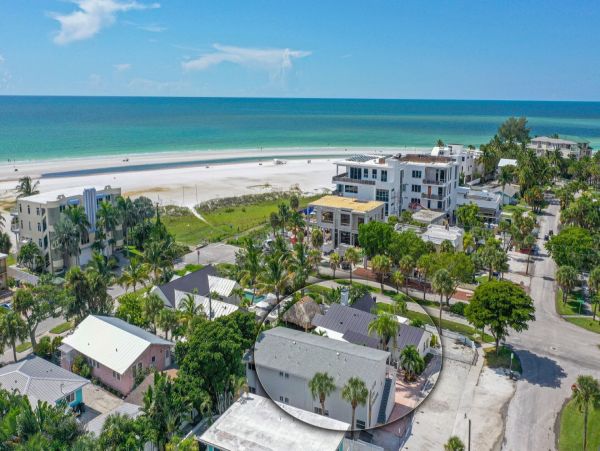Beautiful Siesta Key 1 Bedroom Condo Walk to Beach Sleeps 4
