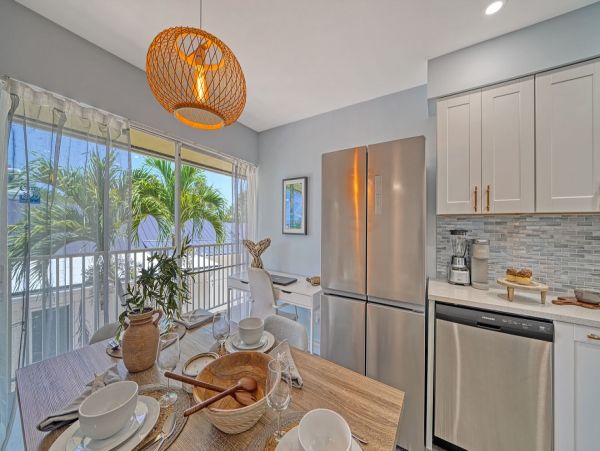 Beautiful Siesta Key 1 Bedroom Condo Walk to Beach Sleeps 4
