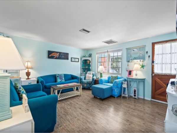 Charming 3 Bedroom Vacation House Sleeps 8 Guests