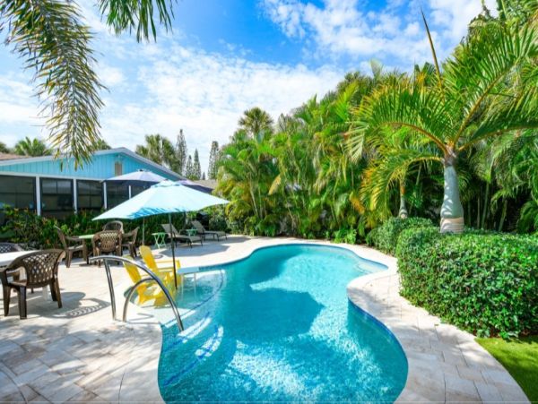 Charming 3 Bedroom Vacation House Sleeps 8 Guests