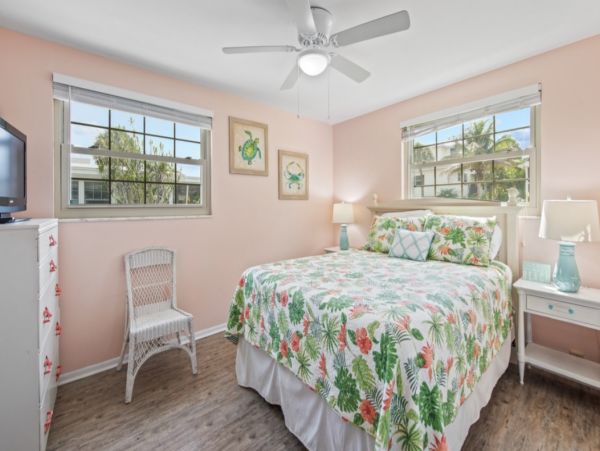 Charming 3 Bedroom Vacation House Sleeps 8 Guests